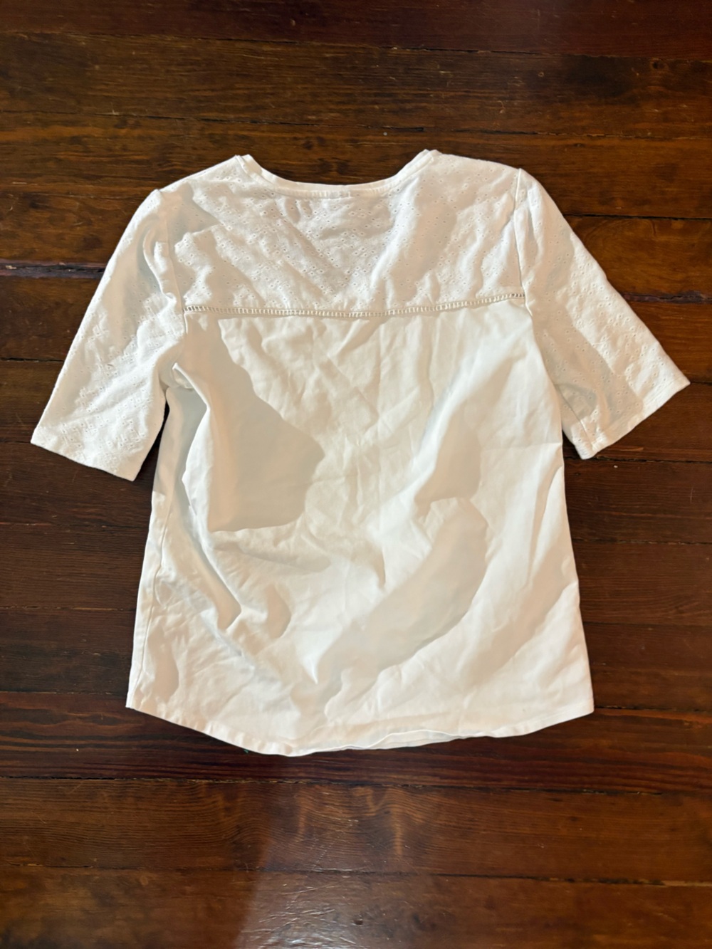 Chicos white eyelet short sleeve v neck tee top shirt size 4 - Picture 4 of 4